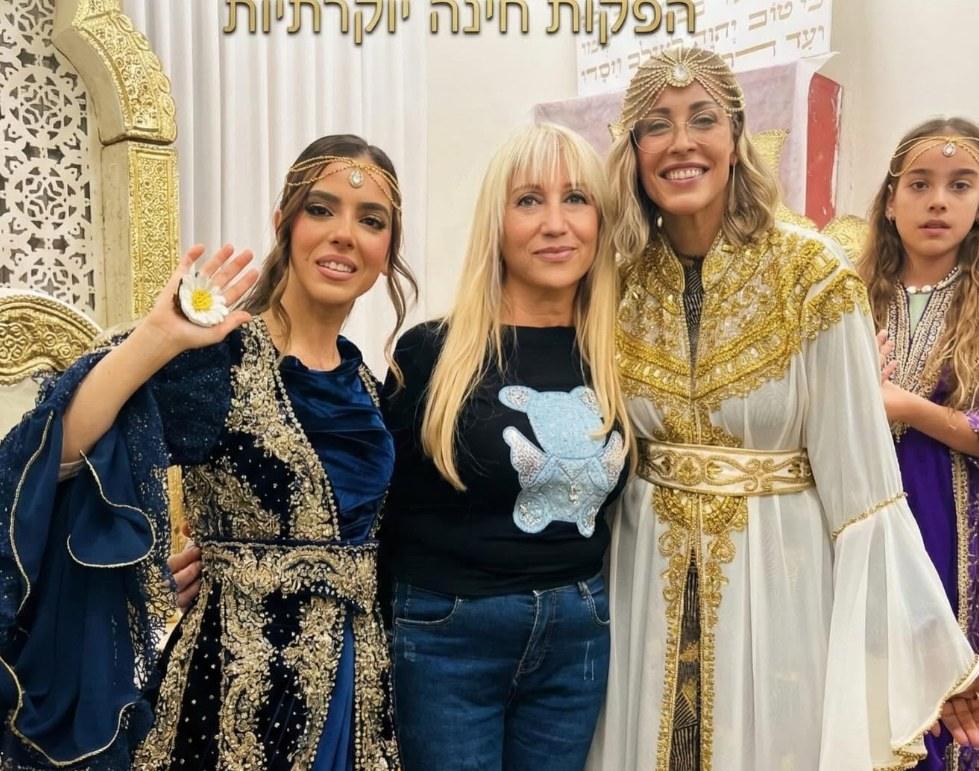 נשות המשפחה בתלבושות לחינה מרוקאית: קפטנים בכחול ובזהב עם שרוול ארוך